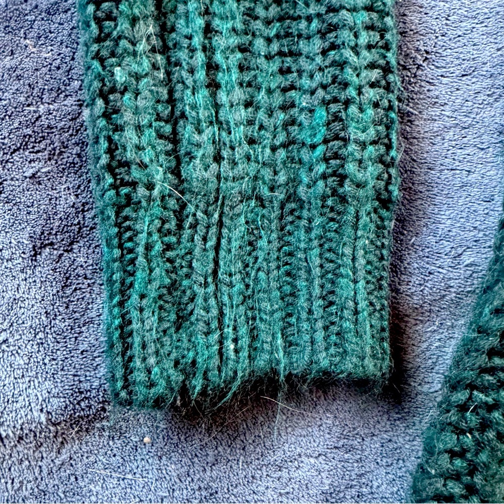 Dark teal green knit sweater size small - Picture 9 of 9
